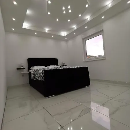 Blazevic, Heated Pool&jacuzzi Apartment