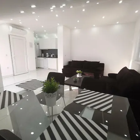 Blazevic, Heated Pool&jacuzzi Apartment *